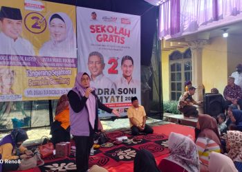 Kunjungi Mantan Kades Haji To’i di Balaraja, Intan Disambut Ratusan Emak-emak
