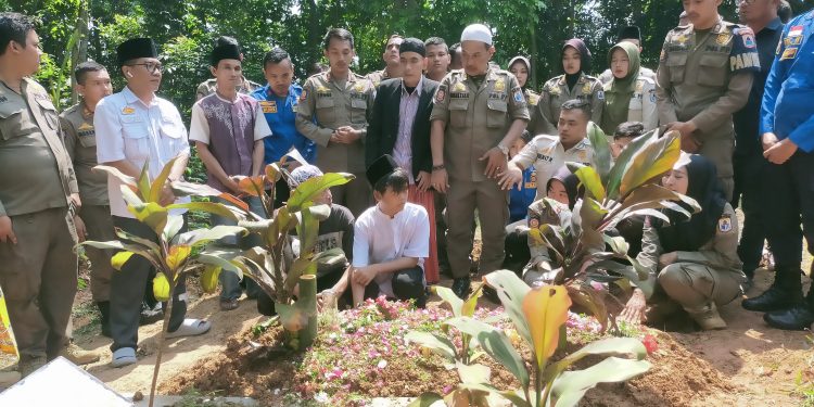 Suasana Sedih Selimuti Pemakaman Anggota Satpol PP Lebak yang Jadi Korban Demo Anarkis