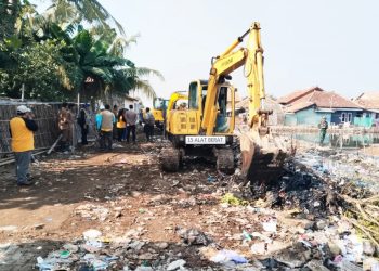 Dinas Lingkungan Hidup Kabupaten Serang Bersihkan Sungai