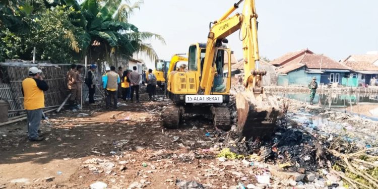 Dinas Lingkungan Hidup Kabupaten Serang Bersihkan Sungai