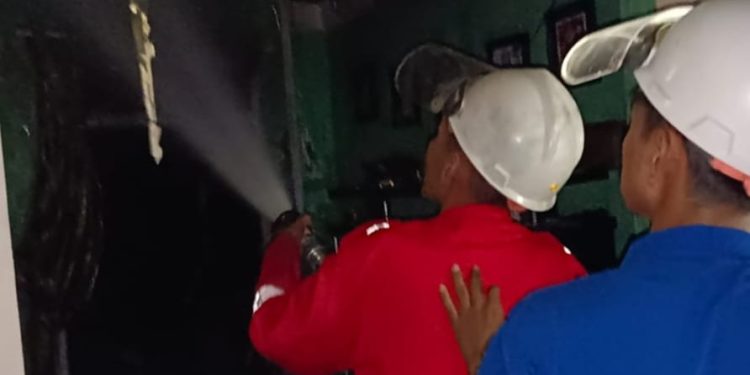 Akibat Korsleting Listrik, Rumah Warga di Carenang Terbakar