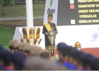 Pimpin Upacara Hari Lahir Pancasila di Lapangan Garuda Pertamina Hulu Rokan, Presiden Jokowi Kenakan Pakaian Adat Melayu