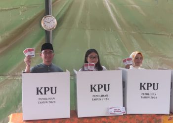 Nyoblos di Kota Serang, Andika Datang Bareng Istri dan Anak