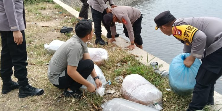Ikuti Arahan Kapolri Terkait Ketahanan Pangan, Polres Serang Tebar Ribuan Benih Ikan