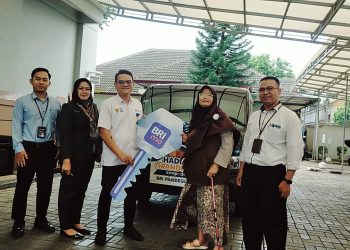 Rajin Nabung Simpedes, Seorang Nenek Bawa Pulang Hadiah Mobil Pick Up