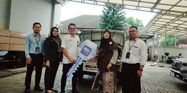 Rajin Nabung Simpedes, Seorang Nenek Bawa Pulang Hadiah Mobil Pick Up