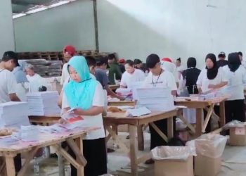 KPU Mulai Lipat Surat Suara Pilbup Pandeglang dan Pilgub Banten