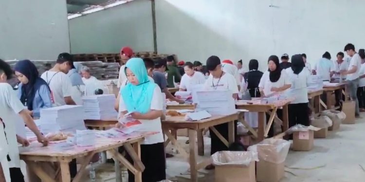 KPU Mulai Lipat Surat Suara Pilbup Pandeglang dan Pilgub Banten