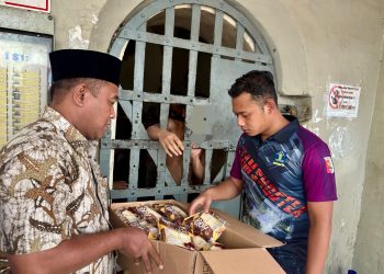 Dapat Donasi, Rutan Kelas IIB Serang Bagikan Roti Kepada Ratusan Warga Binaan