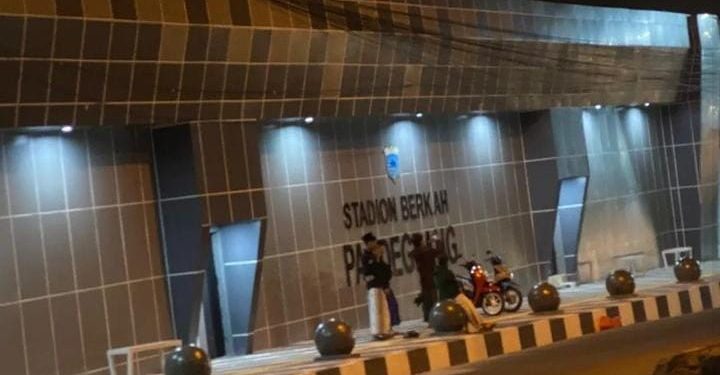 Bikin Geram, Remaja Naikkan Motor ke Trotoar di Stadion Berkah Pandeglang yang Baru Direnovasi