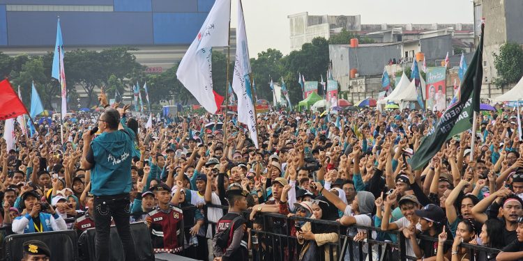 Teriakan ‘Rakyat Bersatu’ Menggema dalam Kampanye Akbar Airin-Ade di Panongan