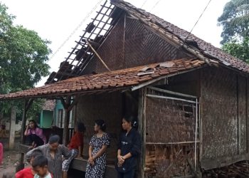 Puluhan Rumah di Kecamatan Cikeusal Rusak Akibat Diterjang Angin Kencang