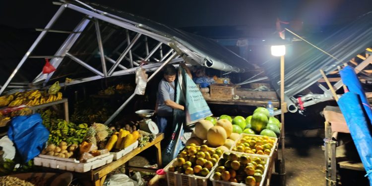Pemkot Tangsel Tak Urus Pedagang yang Lapaknya Rusak Diterjang Angin