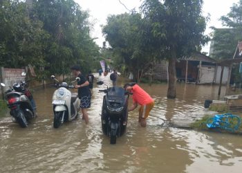 Banjir di Cisereh, Dijadikan Warga untuk Cuci Motor