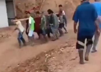Mau Melahirkan, Ibu Hamil di Lebak Terpaksa Ditandu karena Jalan Rusak