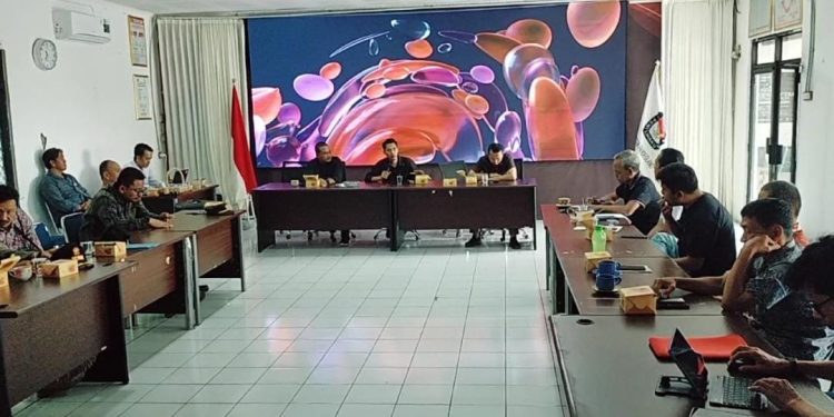 Bersihkan APK Calon Bupati, KPU Gelar Rakor Bersama Tim Penghubung