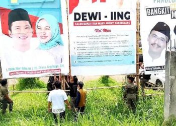 Masuk Masa Tenang, KPU Pandeglang Bersihkan Alat Peraga Kampanye