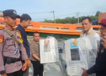 KPU Banten Distribusikan Logistik Pilkada ke Pulau Terpencil Pakai Perahu