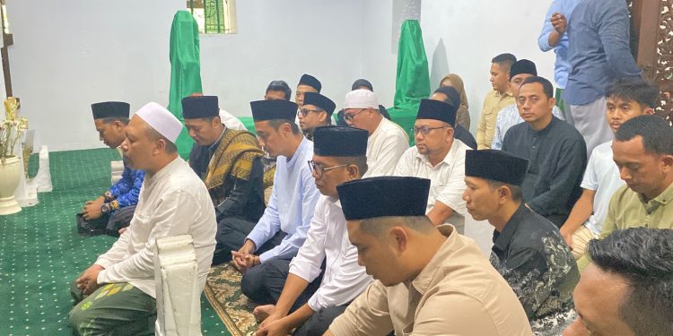 Andra Soni Ziarah ke Makam Sultan Banten