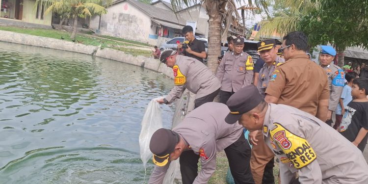 Dukung Program Ketahanan Pangan, Polres Serang Kembali Tebar Benih Ikan