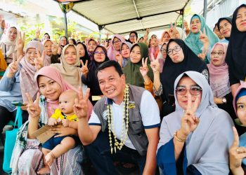 Sapa Warga Cikande Tangerang, Maesyal Rasyid Dikalungi Bunga