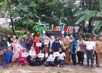 Lingkungan Asem Gede Sulap Lahan Kosong Jadi Taman Penuh Bunga dan Apotek Hidup