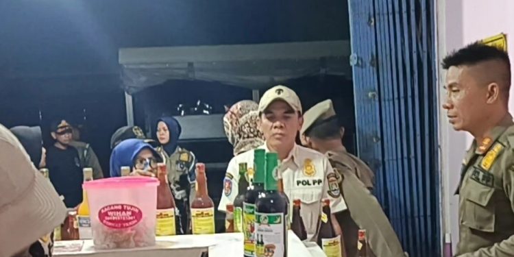 Tegakkan Perda, Satpol PP Kota Cilegon Amankan 97 Botol Miras dari Tiga Kecamatan