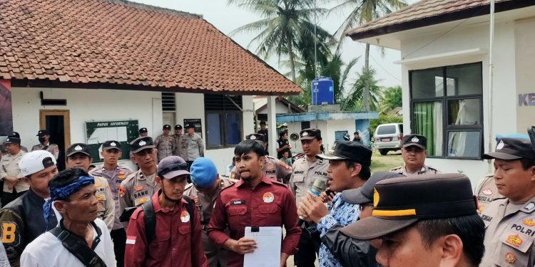 Memanas, Aksi Masyarakat Desa Margajaya di Lebak Tuntut Kades Mundur