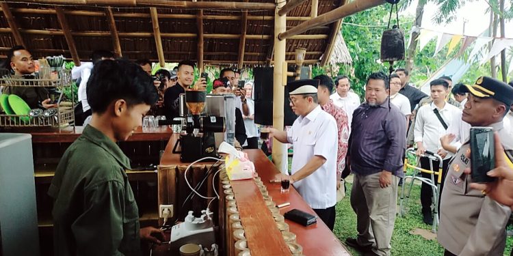 Kunjungi Bukit Sinyonya, Mendes Yandri Susanto Seruput Kopi Puhu