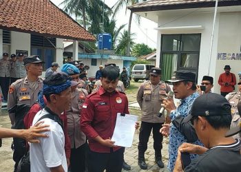 Masyarakat Tuntut Kades Margajaya Mundur, Camat Cimarga Suruh Ibu Curhat Sambil Mandi di Ruangannya