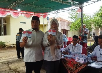 Nyoblos Didampingi Istri, Calon Walikota Cilegon Robinsar Pasrah
