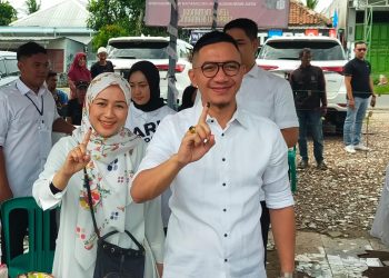 Didampingi Keluarga, Calon Bupati Lebak Hasbi Jayabaya Mencoblos di TPS 2