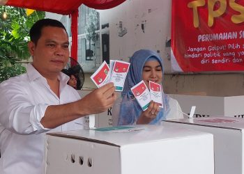 Budi Rustandi Bawa Istri dan Anak Nyoblos di TPS 13
