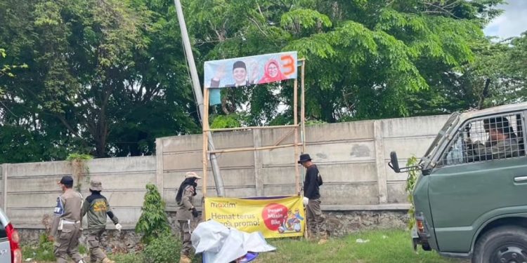 Satpol PP dan Dishub Kota Cilegon Bantu Tertibkan Alat Peraga Kampanye