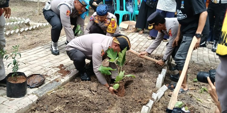 Dukung Program Ketahanan Pangan, Polres Serang Bersama Kelompok Tani Desa Tegal Maja Tanam Bibit Tanaman