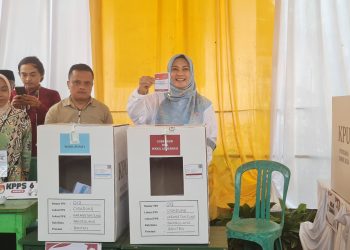 Dampingi Istri Nyoblos, Dimyati Optimis Menang dengan Suara 60 Persen