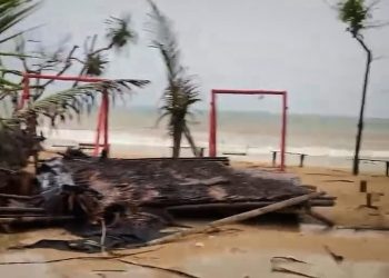 Libur Tahun Baru, Wisatawan Pantai Diimbau Waspada Gelombang Tinggi dan Angin Kencang