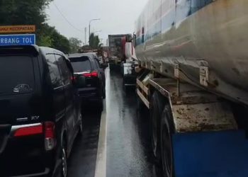 Akibat Cuaca Buruk, Kendaraan Macet Hingga Tol Merak