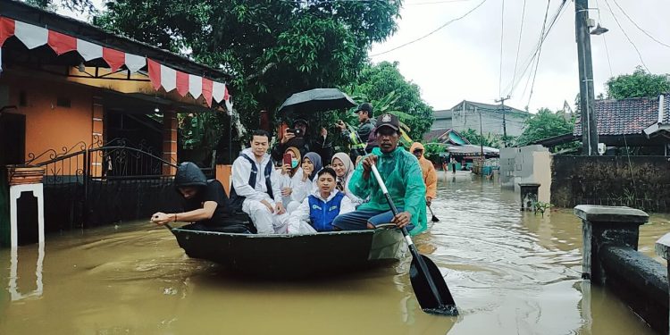 Antisipasi Warga Kena Penyakit, Nakes Pagelaran Terobos Banjir