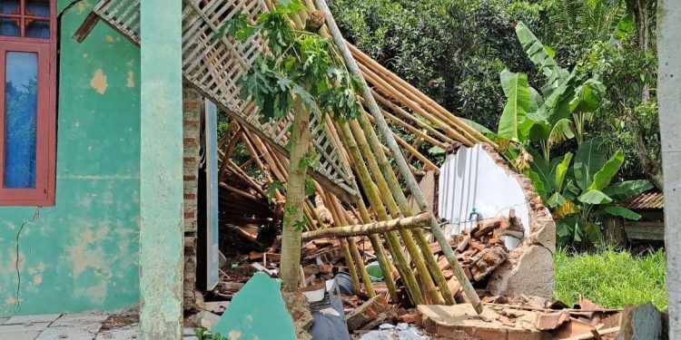 Dampak Pergerakan Tanah di Cileles, Warga Mengungsi ke Rumah Tetangga