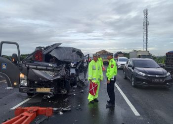 Minibus Isuzu Elf Tabrak Truk di Jalan Tol Tangerang-Merak