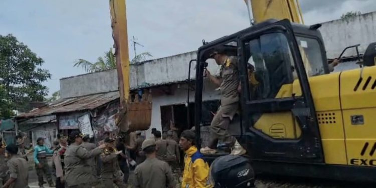 Satpol PP Kabupaten Serang Bongkar Sembilan Bangunan
