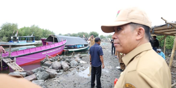 Pj Bupati Tangerang Serahkan Bantuan Kapal Penangkap Ikan Ke Nelayan
