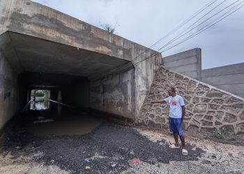 Drainase Buruk, Jalur Alternatif Serang-Cilegon di Desa Pegadingan Sering Tergenang Air