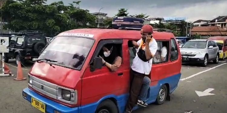 Libur Nataru 2025, Sopir Angkot di Lebak Ketiban Rezeki