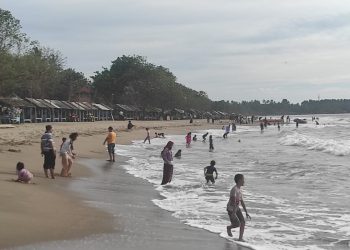 Cuaca Cerah, Petugas BPBD Ajak Wisatawan Tak Ragu Ke Pantai Anyar-Cinangka
