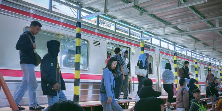 Antisipasi Lonjakan Penumpang Malam Tahun Baru, Commuter Line Beroperasi 24 Jam