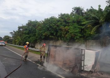 Terserempet Bus Murni, Mobil Pick Up Terbalik dan Terbakar di Jalan Tol Balaraja