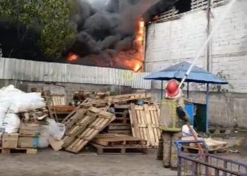 Diduga Korsleting Listrik, Pabrik Kimia di Cikupa Tangerang Terbakar