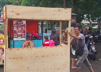 Lapak Dagangan PKL Stadion Maulana Yusuf Mulai Dipindahkan ke Samping GGR